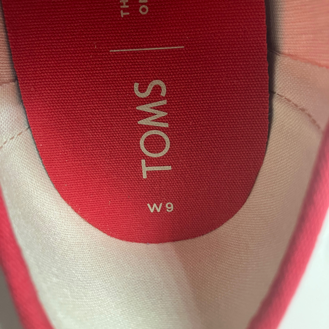 Toms — Sneaker | Coral canvas, carried with intention · Sz W9