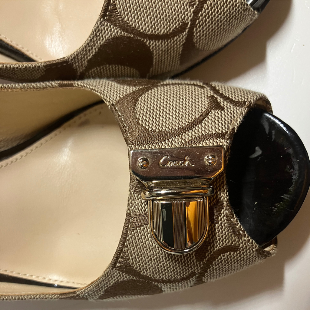 COACH Helaine Peep Toe Monogram Buckle Pumps Women’s Size 7.5M Khaki