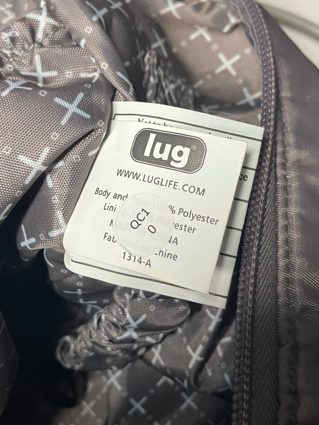 Lug Zipliner Quilted Crossbody Shoulder Bag in Gray – Lightweight Travel Organiz