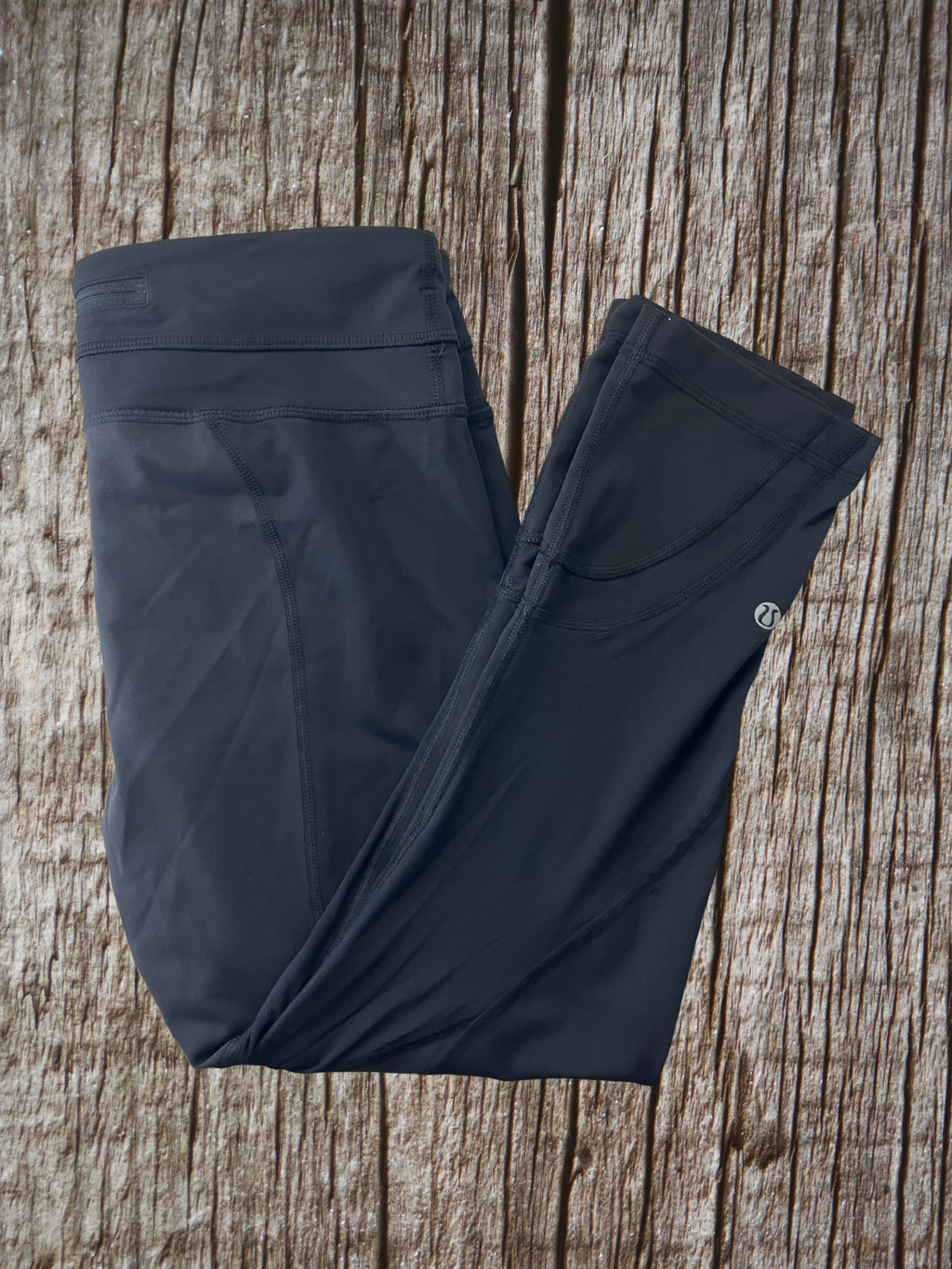 Lululemon — Cropped Leggings | Smooth nylon blend, back zip pocket · Sz 6