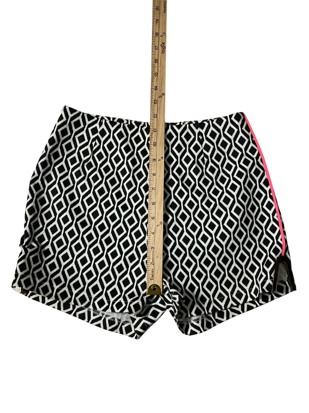 Lulumari Black & White Geometric Print Shorts - Size M Cotton Blend