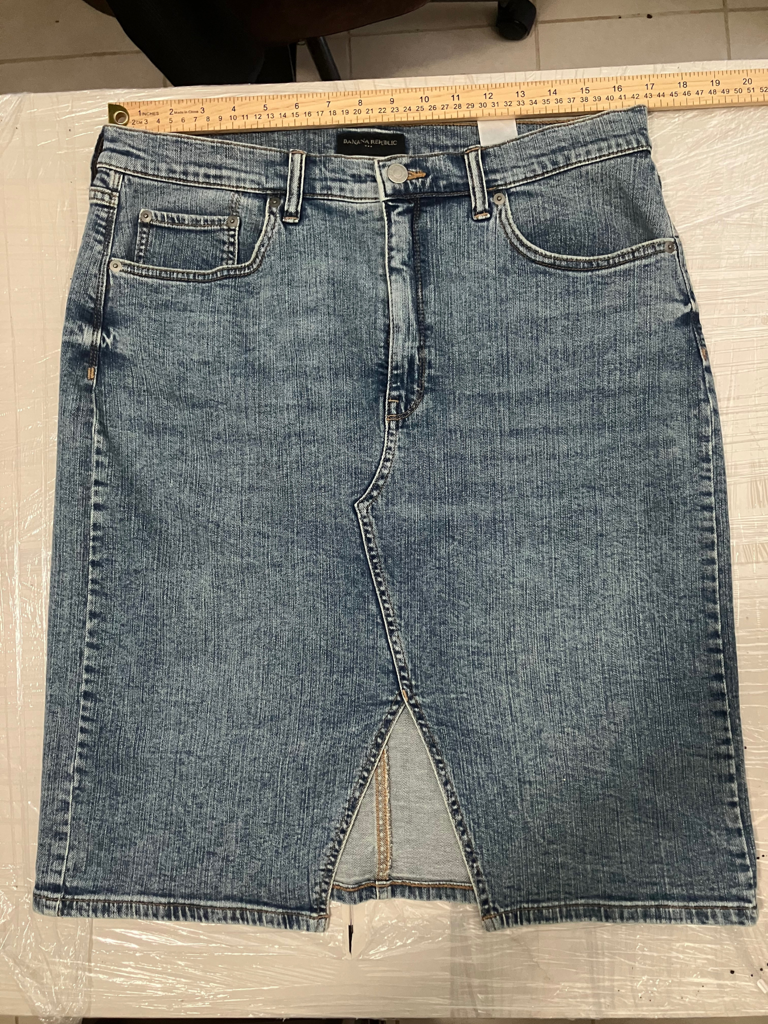 Banana Republic Denim Pencil Skirt – Medium Wash – Size 14 – Washwell™