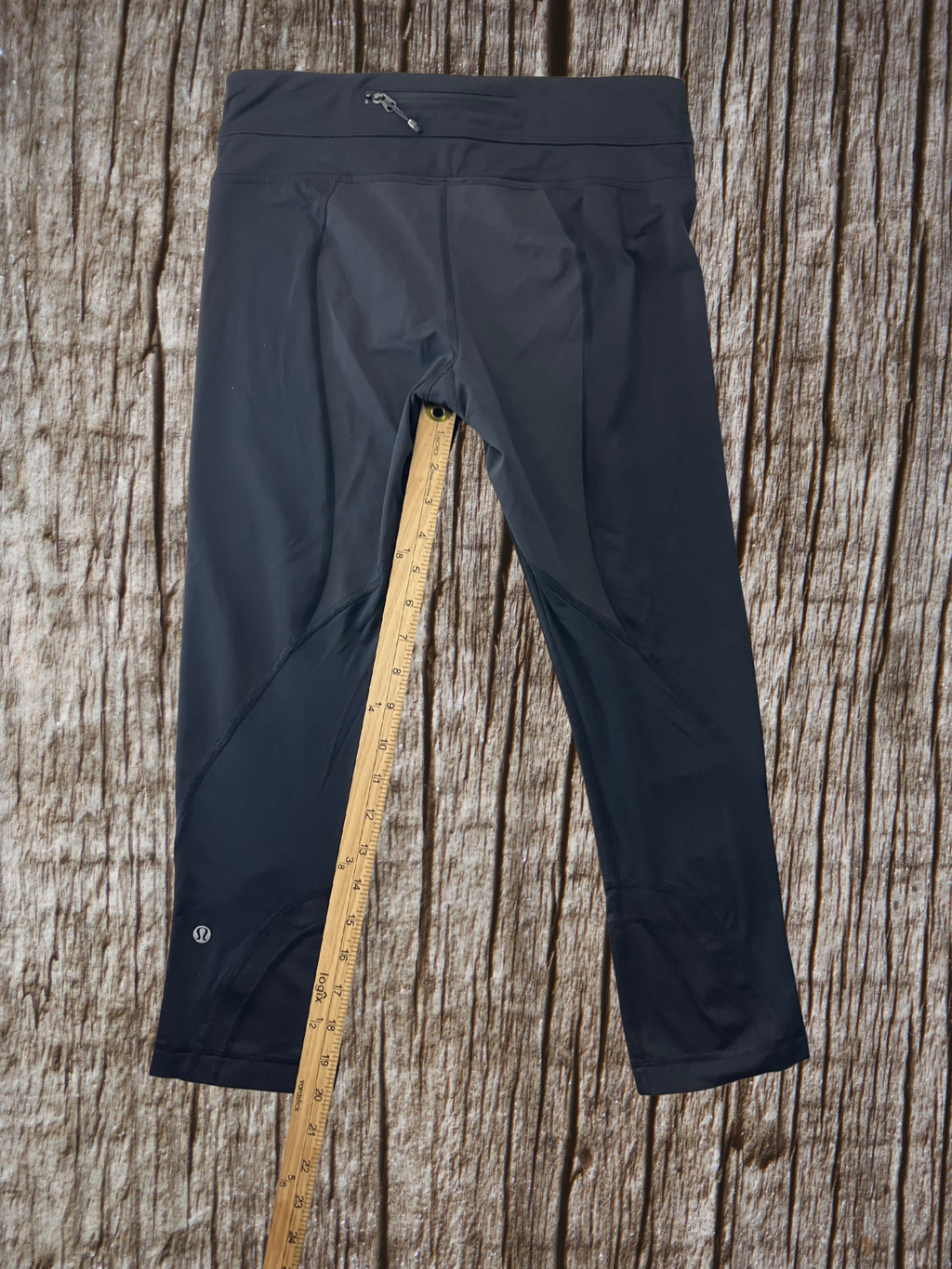 Lululemon — Cropped Leggings | Smooth nylon blend, back zip pocket · Sz 6