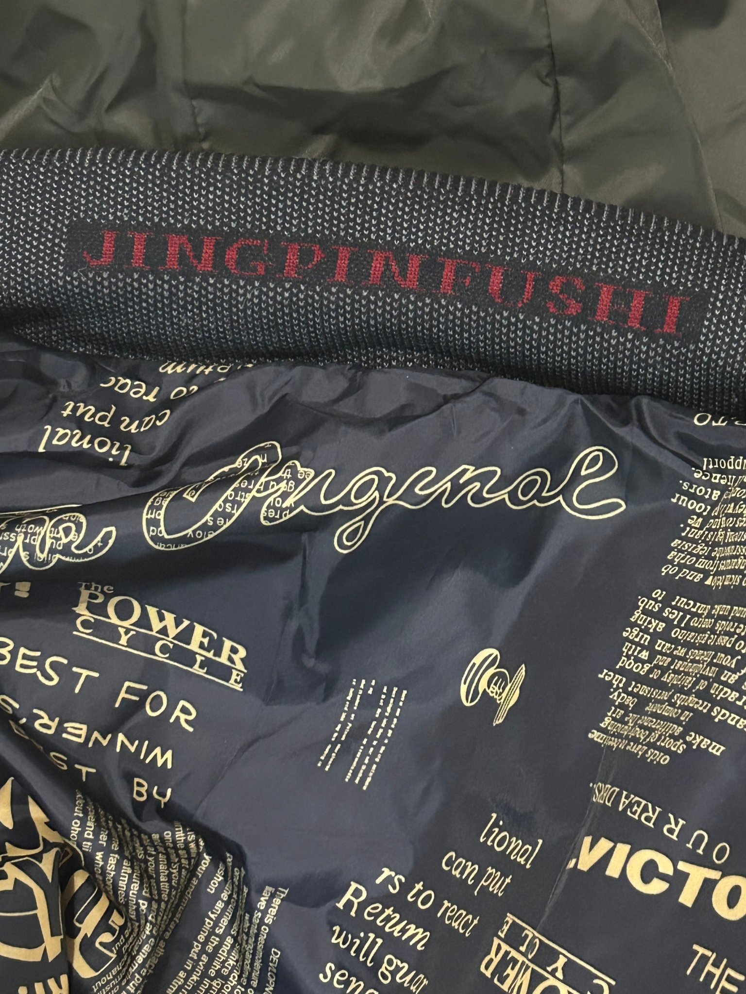Jingpinfushi — Puffer Coat | Olive utility with a private interior world · Sz OS