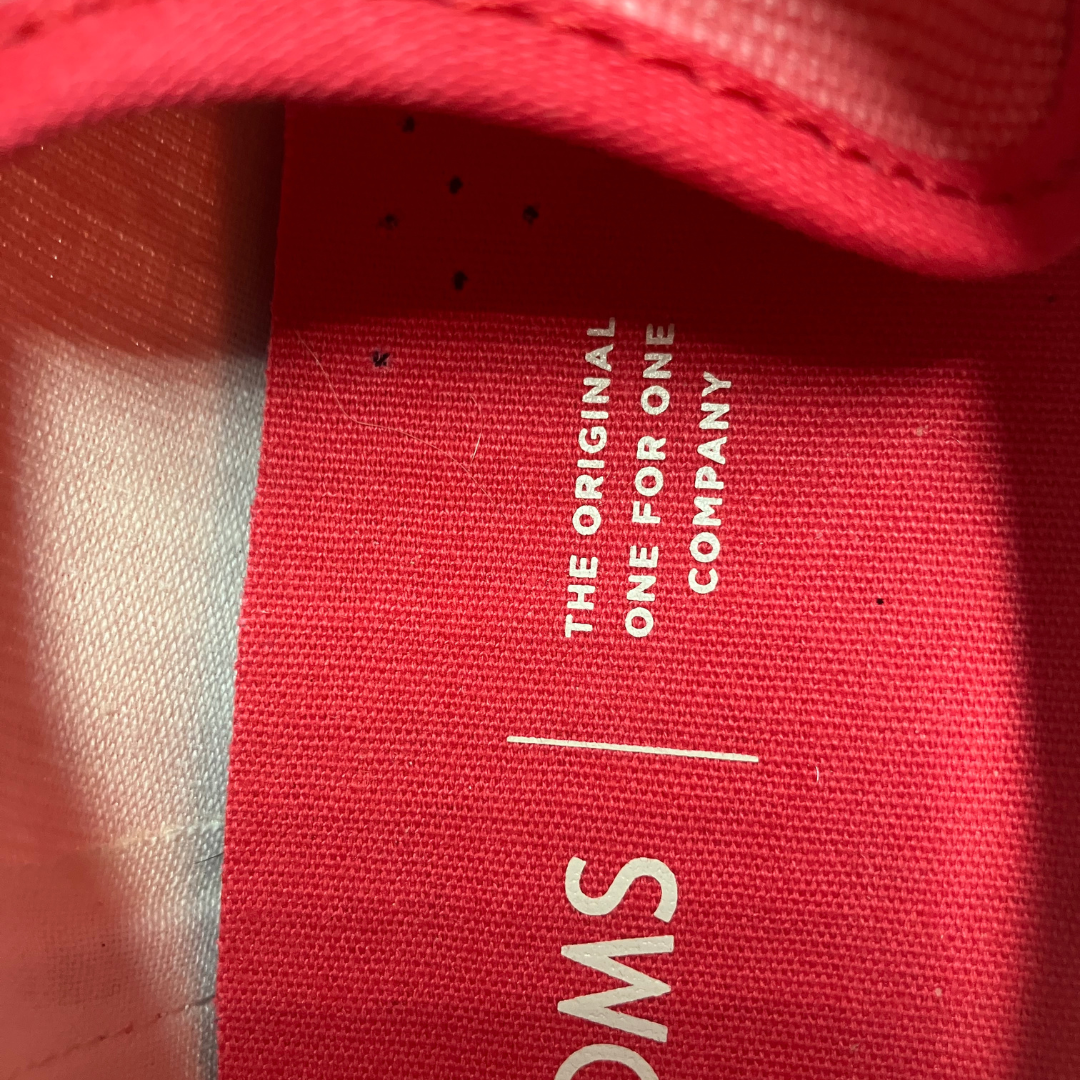 Toms — Sneaker | Coral canvas, carried with intention · Sz W9