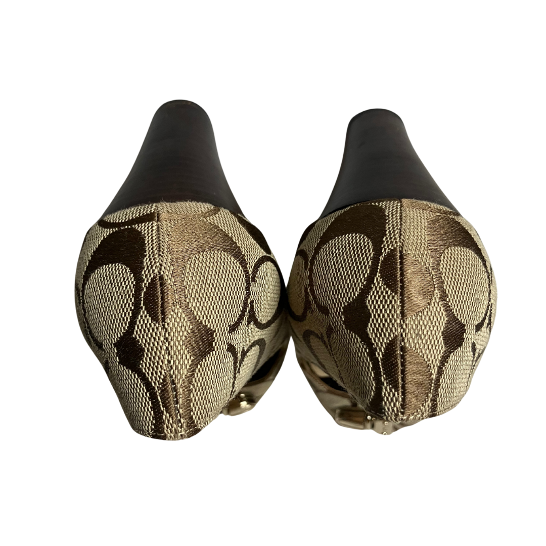 COACH Helaine Peep Toe Monogram Buckle Pumps Women’s Size 7.5M Khaki