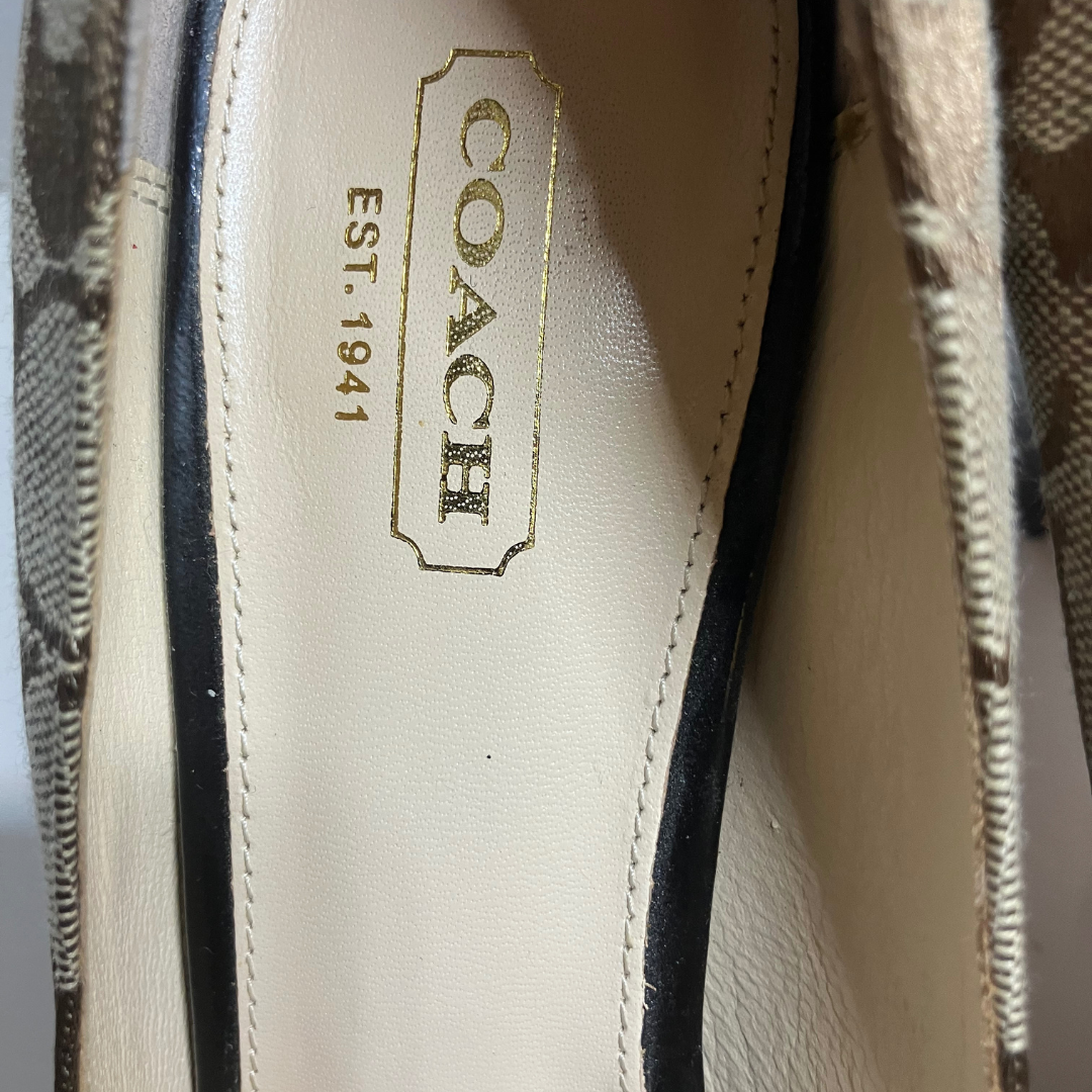 COACH Helaine Peep Toe Monogram Buckle Pumps Women’s Size 7.5M Khaki