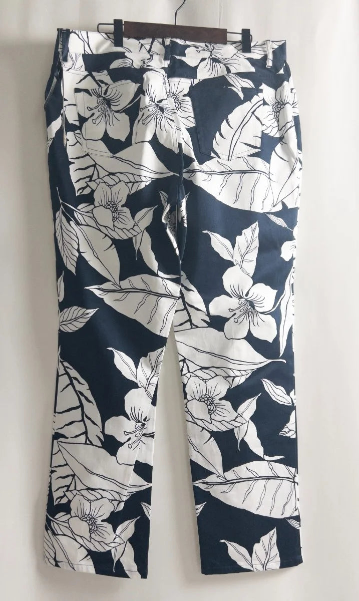 Lauren Ralph Lauren — Tailored pants | Not every garden grows quietly — some demand an entrance · Sz 14