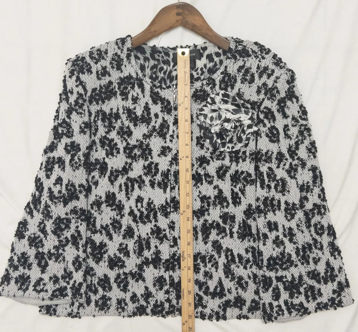 St. John — Jacket | Power dressing never needed a boardroom to make its point · Sz 14