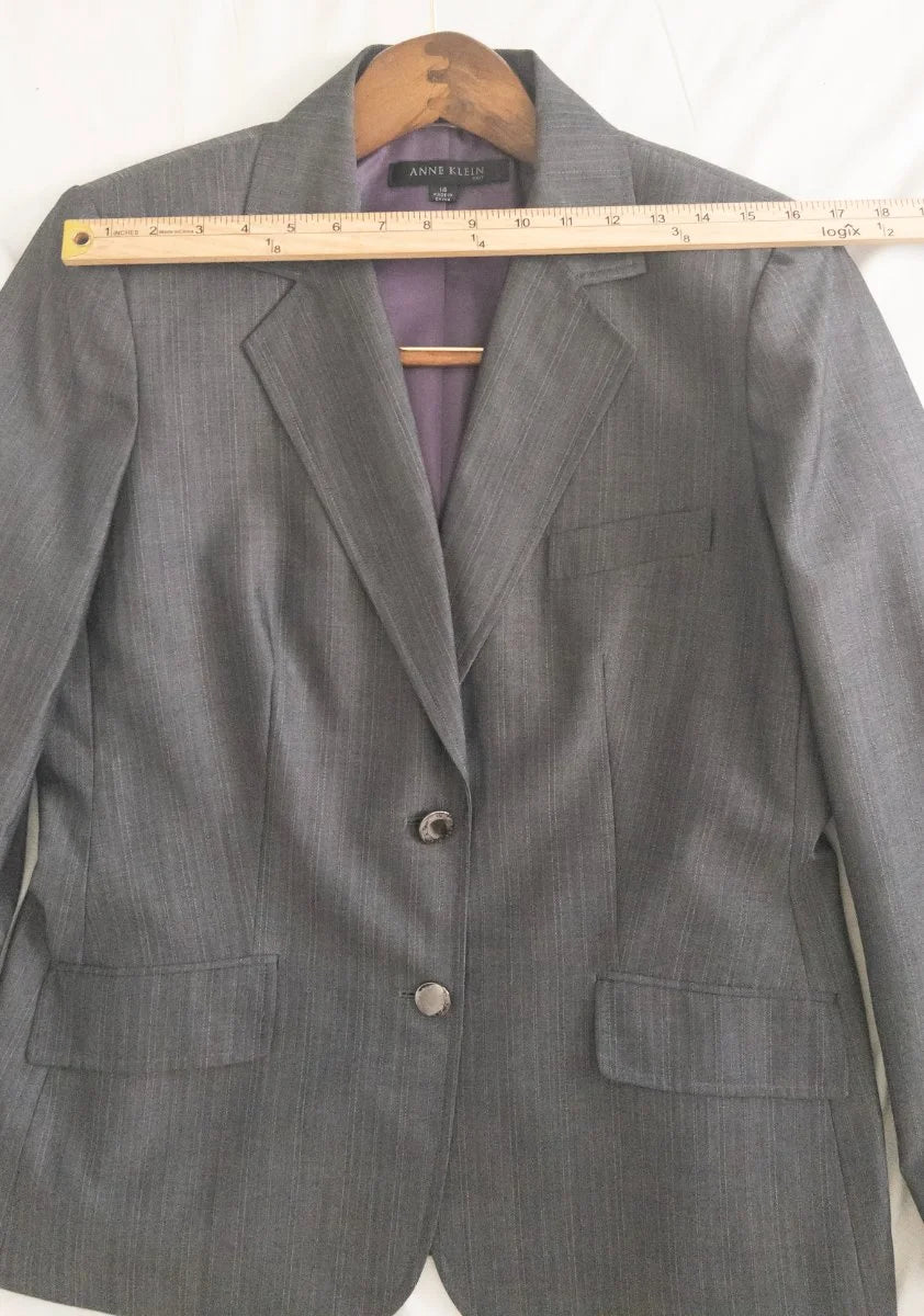 Anne Klein — Two-piece suit | Power dressing never announced itself this quietly · Sz 14