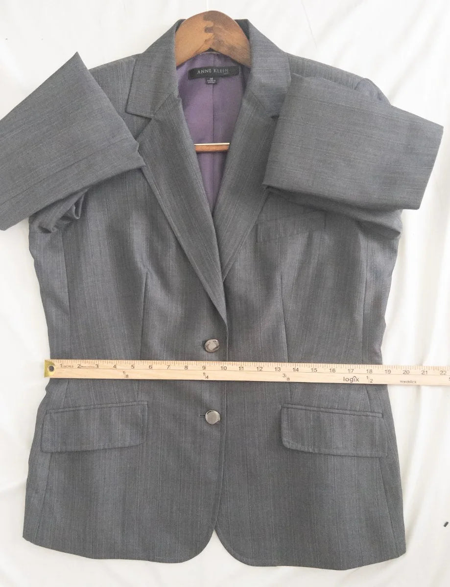 Anne Klein — Two-piece suit | Power dressing never announced itself this quietly · Sz 14