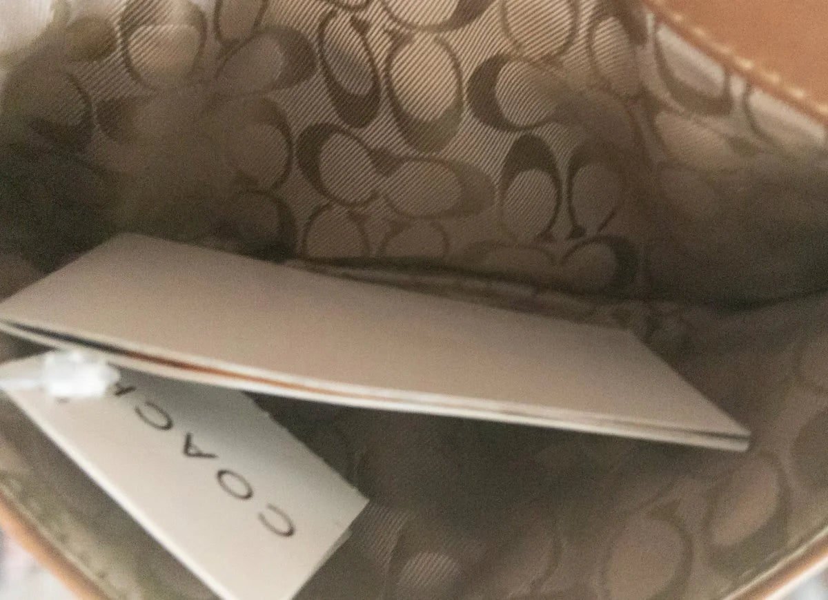 Coach - Wallet 1 4 - Leather exterior signature jacquard lining - Sz OS - Curuva In